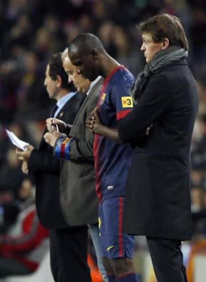 Tito, a punto de poner a Abidal en el campo.