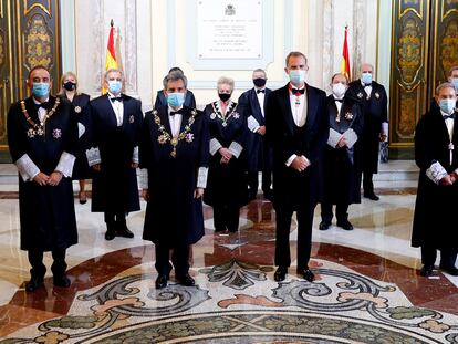 El rey Felipe VI posa junto al responsable del Tribunal Supremo, Carlos Lesmes, jueces y magistrados el pasado 7 de septiembre.