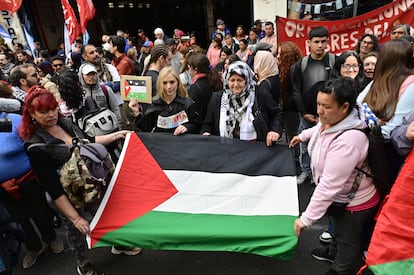 Personas se manifiestan a favor de Palestina en Buenos Aires, el 19 de octubre.