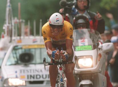 Indurain, de amarillo, durante la contrarreloj final en torno al lago de Vassivière.