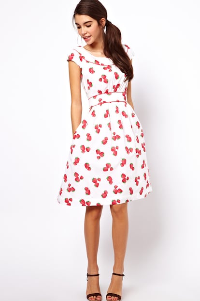 Vestido lady con fresas estampadas de Emily&Fin (46 euros).