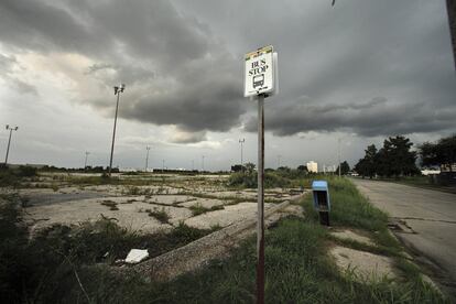 Una parada de autobús y un teléfono público, en un antiguo parking del centro comercial Forest Plaza, destruido por el Katrina. Construido en 1974, era el centro comercial más grande de toda Luisiana.