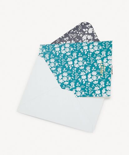 Un clásico. Los conjuntos de papelería de Liberty London, con los tradicionales estampados de la firma británica y sobres forrados con esos mismos dibujos, son una elección perfecta para enviar una carta en estas fechas (17,60 euros el pack de 16 tarjetas y sobres).