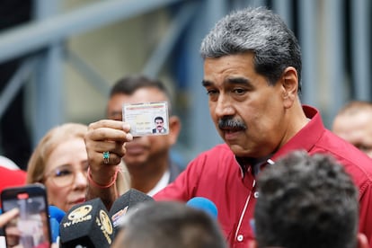 Nicolás Maduro enseña su documento de identidad tras votar el domingo en Caracas.