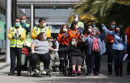 Gloria, de 52 años de Pinar de Chamartín (izquierda), saliendo del hospital de Ifema como uno de sus últimos pacientes de coronavirus. 