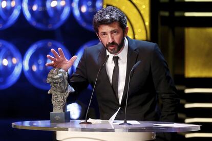 Alberto Rodríguez recibe el Goya a Mejor Director por su trabajo en 'La isla mínima'.