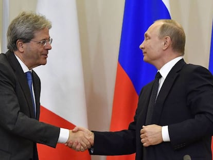 Putin cumprimenta o primeiro-ministro Gentiloni nesta quarta-feira, em Sochi (Rússia).