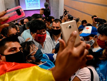 El expresidente de Bolivia Evo Morales, rodeado de seguidores este lunes tras una rueda de prensa en Buenos Aires.
