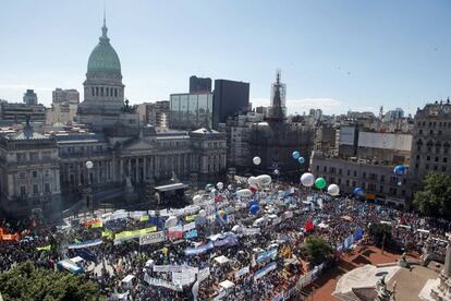 Manifestaci&oacute;n de la CGT y los movimientos sociales frente a la sede del Congreso en Buenos Aires. 