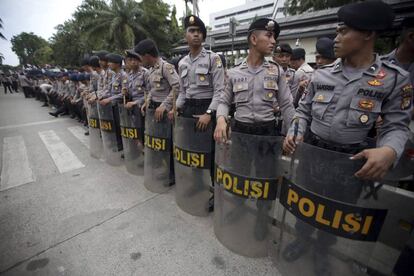 Varios policías indonesios montan un cordón de seguridad en los alrededores del tribunal durante el juicio contra el gobernador de Yakarata, Basuki Tijahaja Purnama por blasfemia, en Yakarta (Indonesia).
