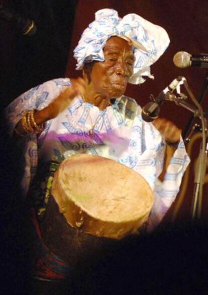Bi Kidude, cantante de Zanzíbar, en 2006.