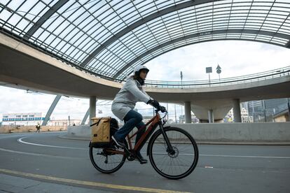 La bicicleta es el vehículo más ecológico. Por cada tres kilómetros en bicicleta se ahorra un kilo de CO₂. Es fácil calcular el efecto si su uso se generaliza en la ciudad.