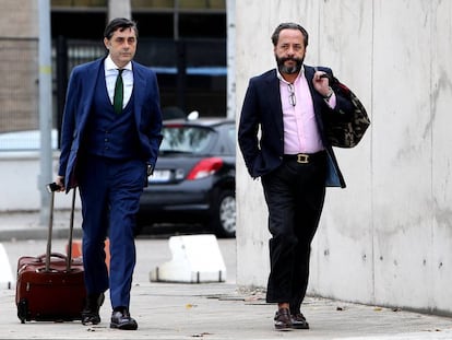 Alvaro Perez Alonso, &#039;El Bigotes&#039;, llegando al juicio con su abogado.
 