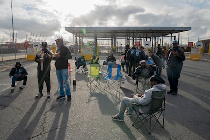 Trabajadores del puerto marítimo de Nueva Jersey en huelga, el 2 de octubre.