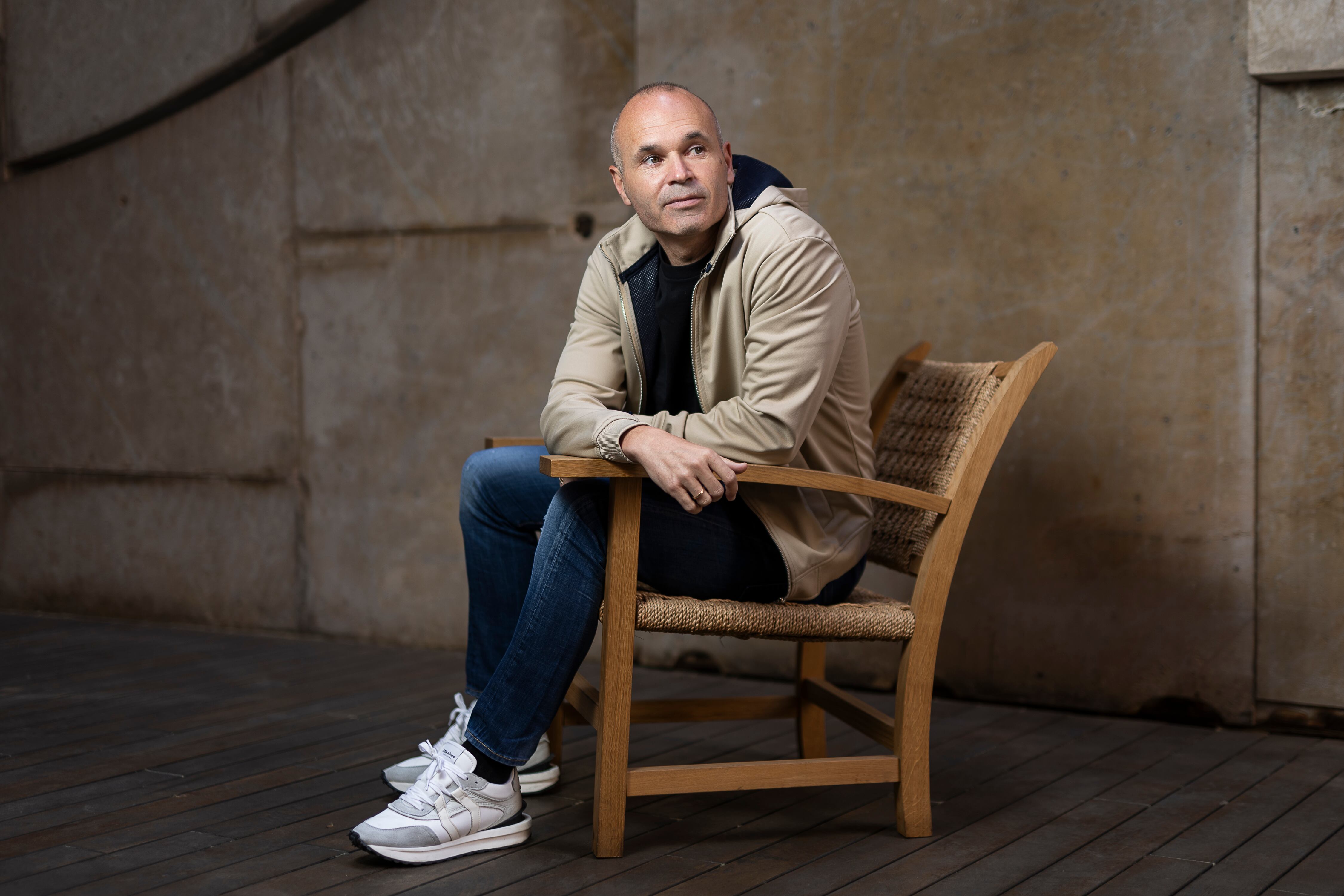 Andrés Iniesta fotografiado en un patio interior de la Casa Milà (La Pedrera), en abril.