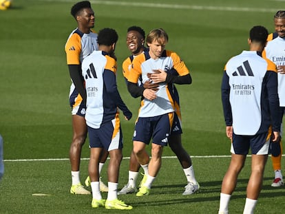 Vinicius y Modric, en el centro de la imagen de los jugadores del Real Madrid en el entrenamiento de este sábado.
