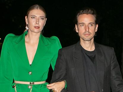 Maria Sharapova y Alexander Gilkes, en el desfile de Givenchy en París en septiembre de 2019.