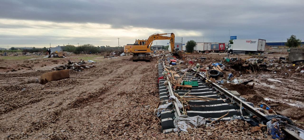 Trabajos de limpieza de la línea C3 de Cercanías Valencia, en la que se abren meses de trabajos de reconstrucción.