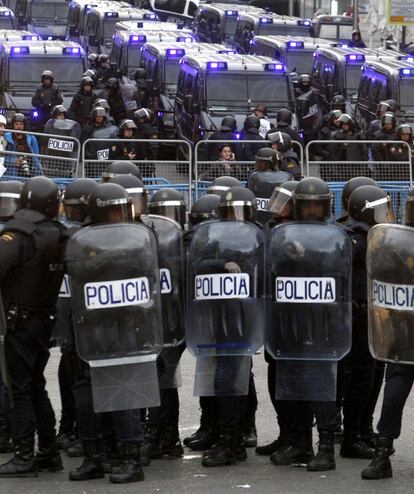 Policías Antidisturbios junto a la valla de seguridad que protege el Congreso.