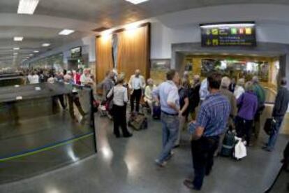 Cientos de personas esperan la salida de su vuelo en el aeropuerto de Gran Canaria. EFE/Archivo