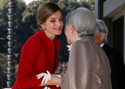 La reina Letizia saluda a la emperatriz de Japón, Michiko, a su llegada al Palacio Imperial, en Tokio, en una ceremonia de bienvenida.
