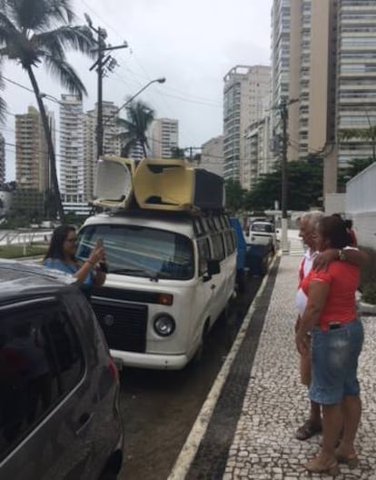 Casal posa para foto na frente do edifício Solaris.