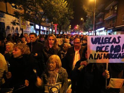 Manifestaci&oacute;n ayer en el Puente de Vallecas contra la inseguridad.