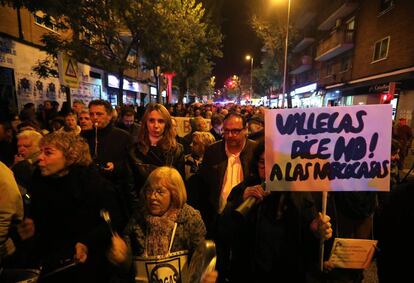 Manifestaci&oacute;n ayer en el Puente de Vallecas contra la inseguridad.