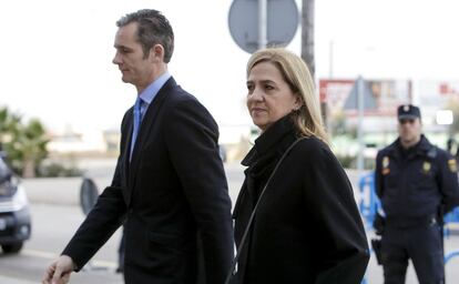 La infanta Cristina y su esposo, Iñaki Urdangarin, a su llegada a la vista oral del caso Nóos, en Palma de Mallorca, en febrero de 2016. Entonces la hija del rey Juan Carlos I se convertía en el primer miembro de la familia real española que se sentaba en un banquillo. Se la juzgaba por ser cooperadora de dos delitos contra la Hacienda Pública supuestamente cometidos por su esposo, Iñaki Urdangarin. Fue absuelta pero tuvo que pagar una multa.