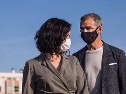 La presidenta de la Comunidad de Madrid y candidata a la reelección, Isabel Díaz Ayuso (i) y el candidato número 5 a las elecciones de la Asamblea de Madrid, Toni Cantó, durante una visita el 7 de abril.