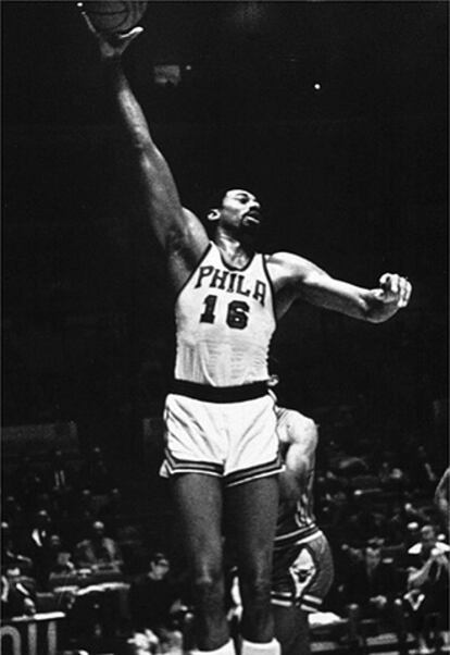 Wilton Norman Chamberlain vivi de 1936 a 1999. Sus 2,16 hicieron de l uno de los pvot ms temidos de la dcada de los 60. Junto a Bill Russell protagoniz algunos de los mejores duelos de la NBA. Sus enemigos le apodaban "Wilt Zanco", "El Cazo Grande", "Goliat" o "Dippy".