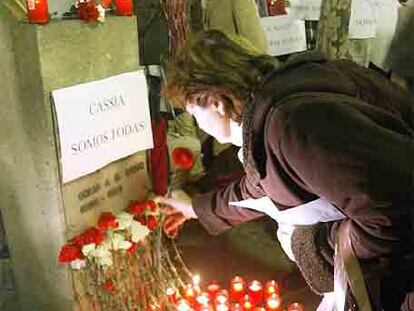 Una mujer coloca una flor junto a la foto de Rita Cassia Santos, durante la concentración en protesta por su asesinato, el 29 de enero.