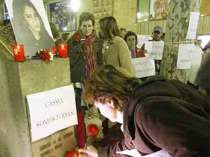 Una mujer coloca una flor junto a la foto de Rita Cassia Santos, durante la concentración en protesta por su asesinato, el 29 de enero.