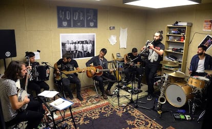 La Maravillosa Orquesta Del Alcohol (la M.O.D.A.), en su estudio de El Hangar, en Burgos.