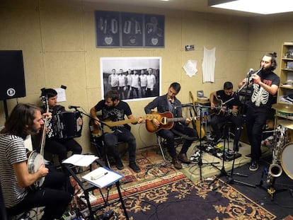 La Maravillosa Orquesta Del Alcohol (la M.O.D.A.), en su estudio de El Hangar, en Burgos.