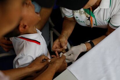 Un niño llora mientras se le realiza una prueba de sangre, bajo el cuidado de la ONG venezolana Comparte por una vida en la escuela La Frontera en Cúcuta (Colombia), este martes. Según la ONG Programa Venezolano de Educación-Acción en Derechos Humanos (Provea), el 16,2% de los niños de Venezuela había padecido algún tipo de desnutrición en 2017. Nueve de cada 10 venezolanos no podría costear sus propios alimentos. En febrero de 2018, era necesario ganar más de 27 salarios mínimos para cubrir el presupuesto por familia y pagar la cesta básica.