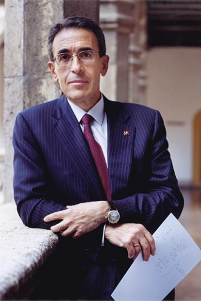 Rector de la Universidad de Valladolid desde 1998. Otro de los impulsores del auge matemático nacional. Fundó la Sociedad Española de Matemática Aplicada. Sus métodos se emplean para describir el movimiento de satélites y moléculas.