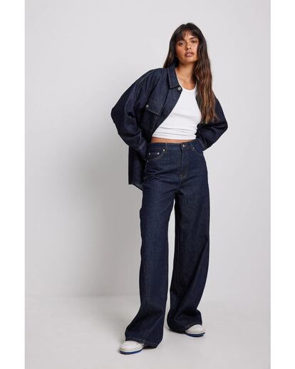 Na-kd. Las costuras a la vista y los paneles sobre la pernera son dos diseños a tener en cuenta para escoger un jean de tendencia. Este modelo en denim crudo dispone de un talle alto que estiliza la figura mientras se sigue la moda al pie de la letra.