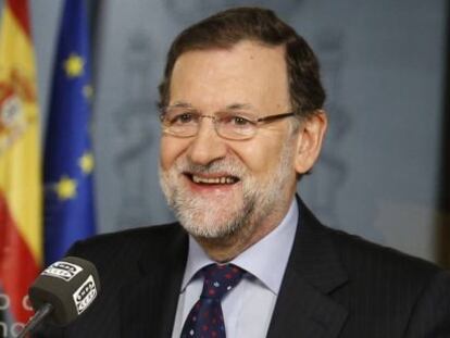 El presidente del Gobierno, Mariano Rajoy, durante la entrevista que ha concedido hoy, desde el Palacio de la Moncloa, a la cadena de radio Onda Cero. 