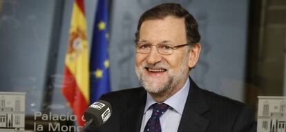 El presidente del Gobierno, Mariano Rajoy, durante la entrevista que ha concedido hoy, desde el Palacio de la Moncloa, a la cadena de radio Onda Cero. 