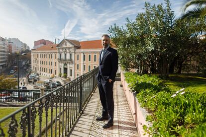 Pedro Nuno de Santos en los jardines de la sede nacional de Partido Socialista de Portugal en Lisboa.