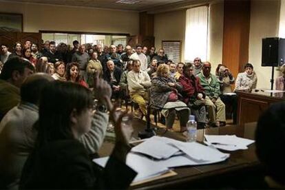Concejales y público durante el pleno de ayer en el Ayuntamiento de Oropesa.