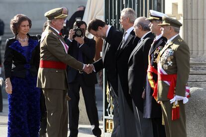 El Rey saluda al presidente del Gobierno, Mariano Rajoy, con el que posteriormente ha conversado a solas unos minutos.