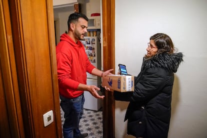 Mónica entrega un paquete en Madrid.