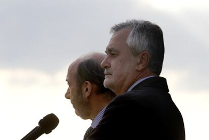 Los socialistas Alfredo Pérez Rubalcaba y José Antonio Griñán, en un acto de partido, celebrado el pasado 1 de junio en Sevilla.