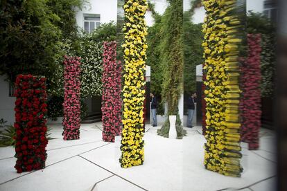 Obra 'Reflexiones de un ojo dorado' del artista londinense Robert Hornsby, presente en el Festival Internacional de las Flores, FLORA, ubicada en el patio de la Delegación de Tursimo de Córdoba.