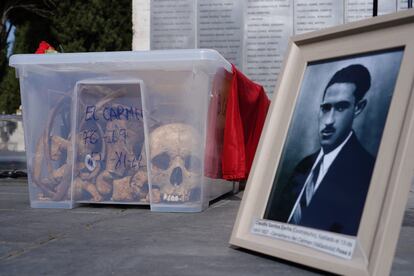 Fotografía de Claudio Santos Zorita junto a sus restos mortales, este domingo durante el homenaje organizado por la Asociación para la Recuperación de Memoria Histórica de Valladolid (ARMH).