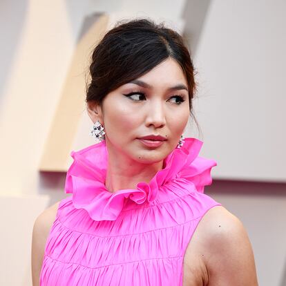 ¿Quién es? Gemma Chan (38). ¿De qué te suena? Además de ser una de las intérpretes más estilosas sobre la alfombra roja, la británica acompaña a Meryl Streep en su último proyecto con Steven Soderbergh, Déjales hablar, y también pudimos verla en Crazy Rich Asians. ¿Por qué 2021 será su año? Veremos su rostro en dos de los proyectos más enigmáticos y esperados de la temporada: Los eternos, una nueva franquicia de la saga Marvel con la celebrada Chloé Zao a los mandos, y Don’t Worry Darling, el thriller psicólogico dirigido por Olivia Wilde en el que se las verá con otros ‘guapos’ como Chris Pine, Harry Styles, Florence Pugh o la propia Wilde. Anticipándose a su previsible explosión global, L’Oreal acaba de nombrarla como embajadora global de la marca.