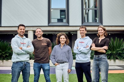 Desde la izquierda, los fundadores de la empresa: Pablo Pazos, Álvaro Gutiérrez, María González, Enrique Torres y Patricia Seoane.