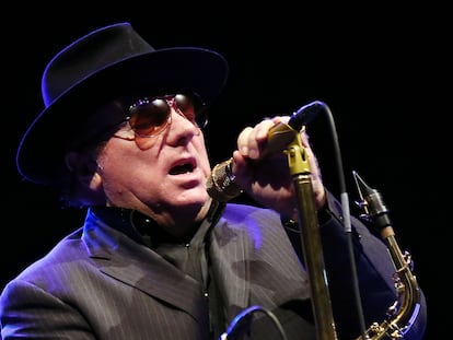 Van Morrison actuando en el Olympia de París, en septiembre de 2012.